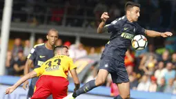 Pemain Inter Milan, Matias Vecino (kanan) mengontrol bola saat berduel dengan pemain Benevento, Pietro Iemmello pada lanjutan Serie A di Ciro Vigorito Stadium, Benevento, (01/10/2017). Inter Milan menang 2-1. (AFP/Carlo Hermann)