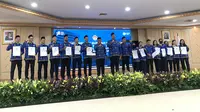 Menteri Pemuda dan Olahraga (Menpora) Dito Ariotedjo mengambil sumpah 27 atlet berprestasi untuk diangkat menjadi PNS di Auditorium Wisma Kemenpora, Jakarta, pada Rabu (5/7/2023). (Liputan6.com/Melinda Indrasari)