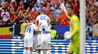 Pemain Slovakia merayakan gol yang dicetak oleh Ivan Schranz ke gawang Belgia dalam laga Grup E Euro 2024 di Frankfurt Arena, Senin (17/6/2024) malam WIB. (Kirill KUDRYAVTSEV / AFP)
