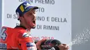 Pembalap Ducati, Andrea Dovizioso merayakan kemenangan dengan menyemprotkan sampanye usai memenangkan balapan MotoGP San Marino di Sirkuit Marco Simoncelli, Misano (9/9). Dovizioso mencetak waktu 42 menit 5,426 detik. (AFP FOTO / Tiziana Fabi)