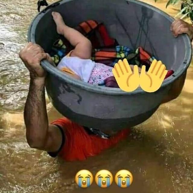 Potret Perjuangan Orang Tua Evakuasi Anaknya Saat Banjir, Bikin Haru. (Sumber: Twitter/giewahyudi)
