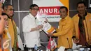 Yasonna H Laoly (kiri) menerima susunan kepengurusan Partai Hanura dari Sarifuddin Sudding di Kompleks Parlemen, Senayan, Jakarta, Kamis (19/1). Hal tersebut merupakan tindak lanjut dari Munaslub pada Desember 2016. (Liputan6.com/JohanTallo)