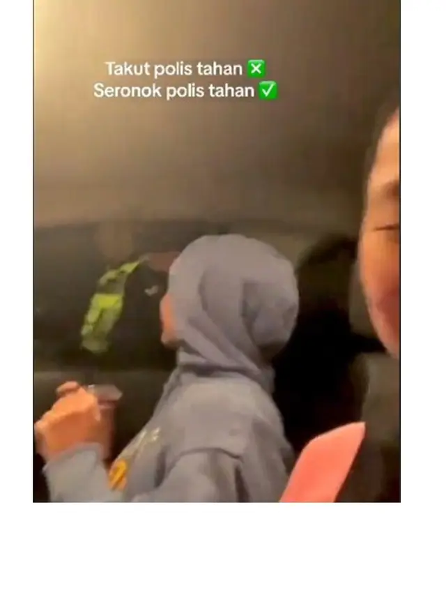 Baru dapat SIM, Reaksi Pengendara Mobil Ini saat Terkena Tilang Polisi Kocak