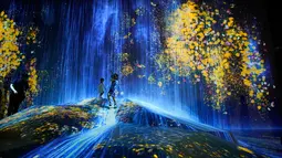 Anak-anak bermain di instalasi digital yang menampilkan proyeksi air terjun dan bunga di Museum Seni Digital Mori Building, Tokyo, 21 Juni 2018. Museum ini memberikan pengalaman spektakuler menuju negeri ajaib di masa depan. (AP/Shuji Kajiyama)