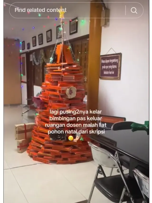 Pohon Natal dari Tumpukan Skripsi Ini Bikin Syok Mahasiswa, Ditaruh Depan Ruang Dosen