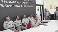 Kepala BPN DKI Najib Taufieq, menjelaskan mengenai terbitnya sertifikat Pulau D di kantornya, Jakarta, Selasa (29/8/2017).(Putu Merta Surya Putra/Liputan6.com)