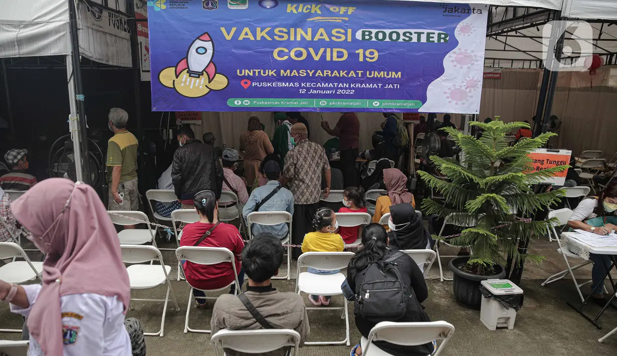 Warga antre mendapatkan vaksin COVID-19 dosis ketiga saat vaksinasi booster COVID-19 di Puskesmas Kecamatan Kramat Jati, Jakarta, Rabu (12/1/2022). Program booster COVID-19 diberikan kepada kelompok prioritas yaitu lanjut usia (lansia) dan penderita immunokompromais. (Liputan6.com/Faizal Fanani)