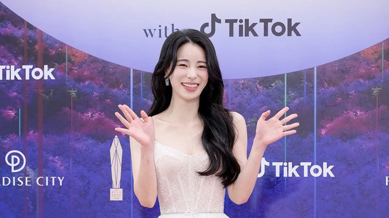 7 Gaya Bintang The Glory di Baeksang Arts Awards 2023, Song Hye Kyo Bagai Dewi- Kim Hieora Bergaya Pixie Cu