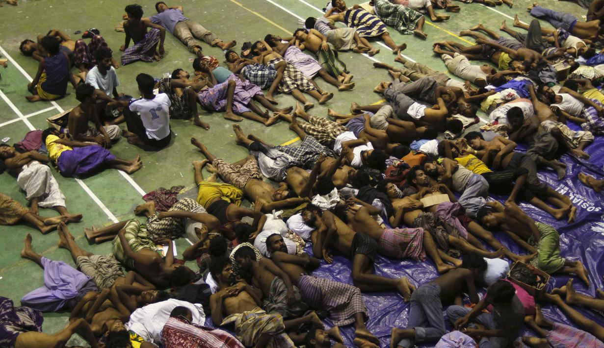 Para pengungsi etnis Rohingya tidur di tempat penampungan di Lhoksukon, Aceh, Senin (11/5/2015). Sekitar 500 migran terdampar di pantai Aceh setelah terapung-apung di laut selama sebulan karena kehabisan bahan bakar. (REUTERS/Roni Bintang)