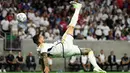 Pemain Real Madrid, Joselu, menendang bola dengan gaya akrobatik ke gawang MU yang membuahkan gol dalam pertandingan pramusim Soccer Champions Tour 2023 yang berlangsung di NRG Stadium, Texas, Kamis (27/7/23). (AFP/Mark Felix)