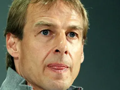 Bayern Munich&#039;s coach Juergen Klinsmann speaks to journalists after the German first division Bundesliga match VfL Wolfsburg vs Bayern Munich in Wolfsburg on April 4, 2009. AFP PHOTO/RONNY HARTMANN