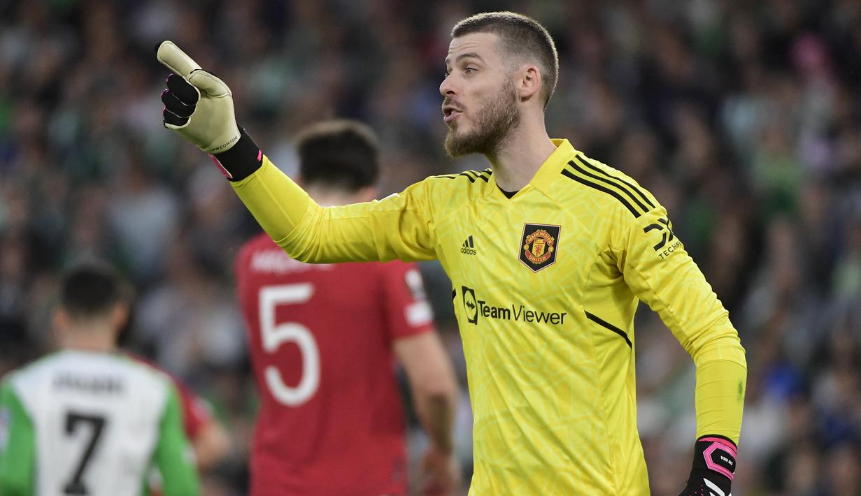 Hanya tinggal menghitung hari, kontrak David De Gea masih belum menemui titik terang. Ya, pada 30 Juni 2023, kiper asal Spanyol yang sejak 2011 membela Manchester United ini akan berstatus bebas transfer jika tak kunjung menandatangani kontrak baru yang masih tersandung poin pemotongan gaji yang lumayan besar. MU pun sudah mengambil ancang-ancang untuk mencari pengganti David De Gea, meskipun jika akhirnya sang kiper memutuskan bertahan. Siapa saja calon kiper pengganti David De Gea? Berikut 3 di antaranya. (AFP/Cristina Quicler)