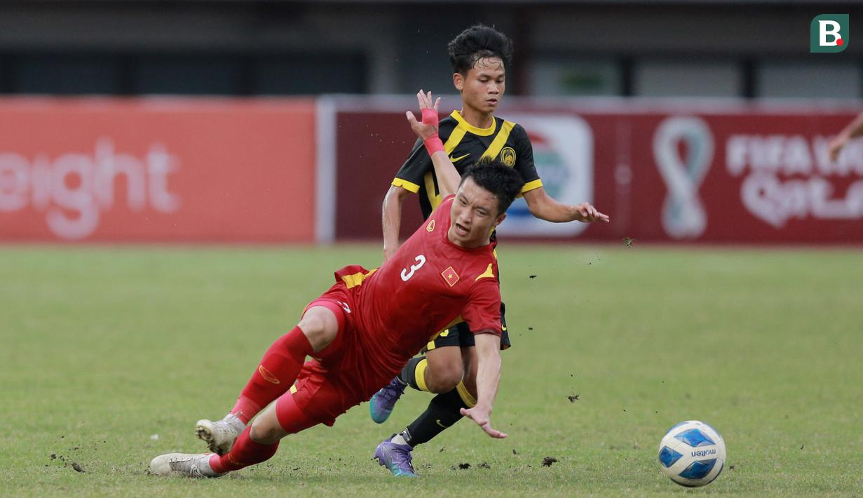 <p>Pemain Timnas Malaysia U-19, Haikal Danis melewati pemain Timnas Vietnam U-19, Trinh Hoang Canh pada laga semifinal Piala AFF U-19 2022 di Stadion Patriot Candrabhaga, Bekasi, Rabu (13/7/2022). (Bola.com/M Iqbal Ichsan)</p>