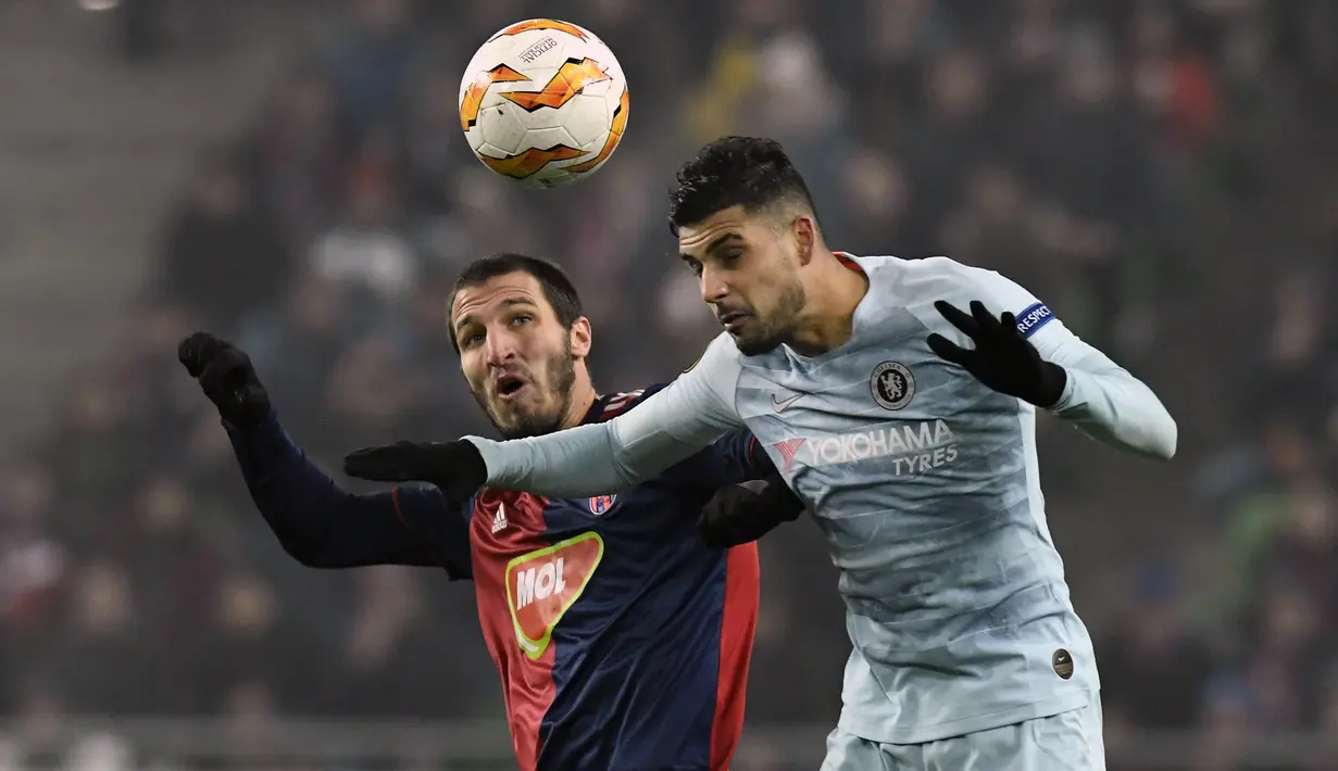 Pemain Chelsea, Emerson Palmieri, duel udara dengan pemain Vidi FC, Marko Scepovic, pada laga Liga Europa di Stadion Groupama, Hungaria, Kamis (13/12). Kedua tim bermain imbang 2-2. (AP/Tibor Illyes)