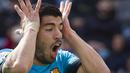 Ekspresi striker Barcelona, Luis Suarez, saat gagal membobol gawang Las Palmas pada laga La Liga Spanyol di Stadion Gran Canaria, Sabtu (20/2/2016). Las Palmas takluk 1-2 dari Barcelona. (AFP/Jaime Reina)