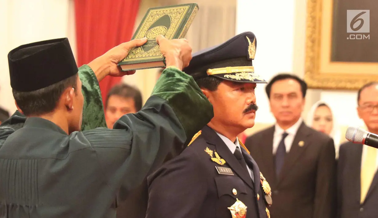 Marsekal Hadi Tjahjanto saat pengambilan sumpah jabatan sebagai Panglima TNI di Istana Negara, Jakarta, Jumat (8/12). Hadi Tjahjanto dilantik setelah menjalani uji kelayakan dan kepatutan di DPR.  (Liputan6.com/Angga Yuniar)