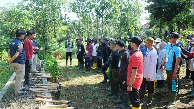 Pelatihan prakeberangkatan calon peserta program magang petani muda di Taiwan.