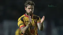 Pemain Mitra Kukar, Danny Guthrie saat melawan Persib Bandung pada laga Liga 1 Indonesia di GBLA, (8/4/2018).  (Bola.com/Nick Hanoatubun)
