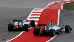 Dua pebalap Mercedes GP, Lewis Hamilton dan Nico Rosberg, terlibat pertarungan sengit dalam F1 GP AS di Sirkuit The Americas, Austin, AS, Senin (26/10/2015) dini hari WIB. (Reuters/Adrees Latif)