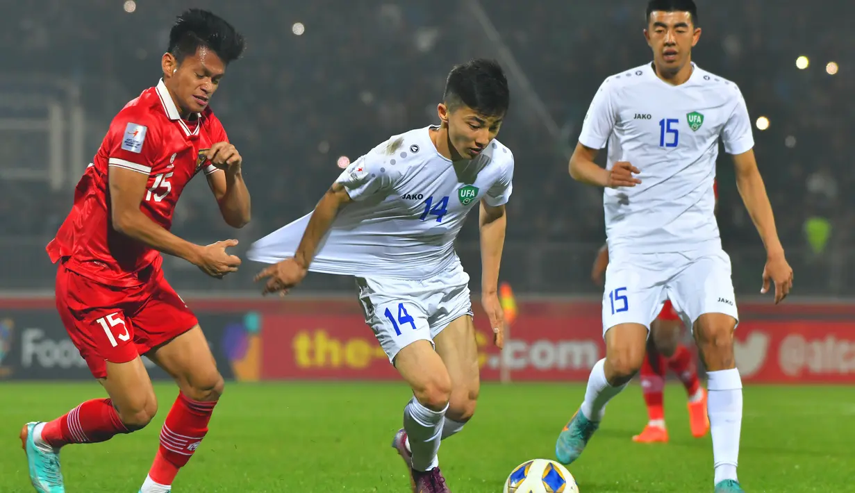 <p>Pemain Timnas Indonesia U-20, Dzaky Asraf (kiri) berusaha mengadang laju pemain Uzbekistan U-20, Abbosbek Fayzullaev pada laga matchday ketiga Grup A Piala Asia U-20 2023 di Istiqlol Stadium, Fergana, Uzbekistan, Selasa (7/3/2023) malam WIB. (AFC/Tolibjon Kosimov Tokhririvich)</p>