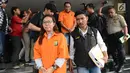 Tim Satgas Antimafia Bola menggiring tersangka dugaan pengaturan skor Anik Yuni Artikasari di Polda Metro Jaya, Jakarta, Rabu (10/4). Satgas Antimafia Bola menangkap enam tersangka dalam kasus pengaturan skor. (merdeka.com/Imam Buhori)