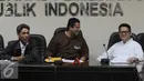 Ketua KPU Husni Kamil Manik (kanan) dan Ketua Bawaslu Muhammad (tengah) saat diskusi publik di Media Center Bawaslu, Jakarta, Jumat (10/6). Diskusi membahas tanggapan dan persiapan teknis penyelenggaraan Pilkada merujuk pada UU (Liputan6.com/Helmi Afandi)