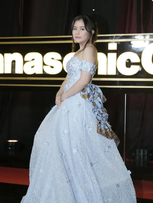 Prilly Latuconsina kembali menyabet sebagai Artis Terfavorit Wanita dalam Panasonic Gobel Awards. Sebelumnya, aktris yang dikenal lewat Sinetron Ganteng Ganteng Serigala itu juga menang di tahun 2015, ajang yang sama. (Galih W. Satria/Bintang.com)