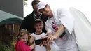 Petenis Inggris Raya, Andy Murray melakukan sesi foto selfie bersama fans usai berlatih di Wimbledon tennis club, London, (1/7/2017). Turnament Wimbledon 2017 akan berlangsung pada  3-16 Juli 2017. (AFP/Adrian Dennis)