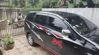 Salah satu kendaraan milik warga yang terparkir di garasi rumah terkait dengan Perda Garasi Kota Depok. (Liputan6.com/Dicky Agung Prihanto)