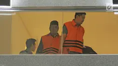 Wali Kota Kendari Adriatma Dwi Putra (kanan) bersama cagub Sultra Asrun mengenakan rompi tahanan usai menjalani pemeriksaan di Gedung KPK, Jakarta, Kamis (1/3). KPK menetapkan bapak dan anak ini sebagai tersangka suap. (Liputan6.com/Herman Zakharia)