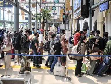 Calon penumpang antre memasuki peron kereta api jarak jauh di Stasiun Pasar Senen, Jakarta, Rabu (19/4/2023). (merdeka.com/Iqbal S. Nugroho)