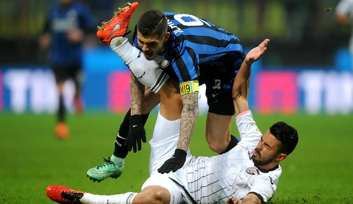 Benturan antara striker Inter Milan, Mauro Icardi dengan bek Palermo, Giancarlo Gonzalez. Pada laga itu wasit mengeluarkan dua kartu kuning. (EPA/Daniele Mascolo)
