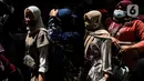 Warga memadati kawasan Pasar Tanah Abang, Jakarta Pusat, Minggu (2/5/2021). Pusat Grosir Pasar Tanah Abang ramai didatangi pengunjung yang berbelanja menjelang Lebaran dengan berdesak-desakan tanpa jaga jarak. (Liputan6.com/Johan Tallo)