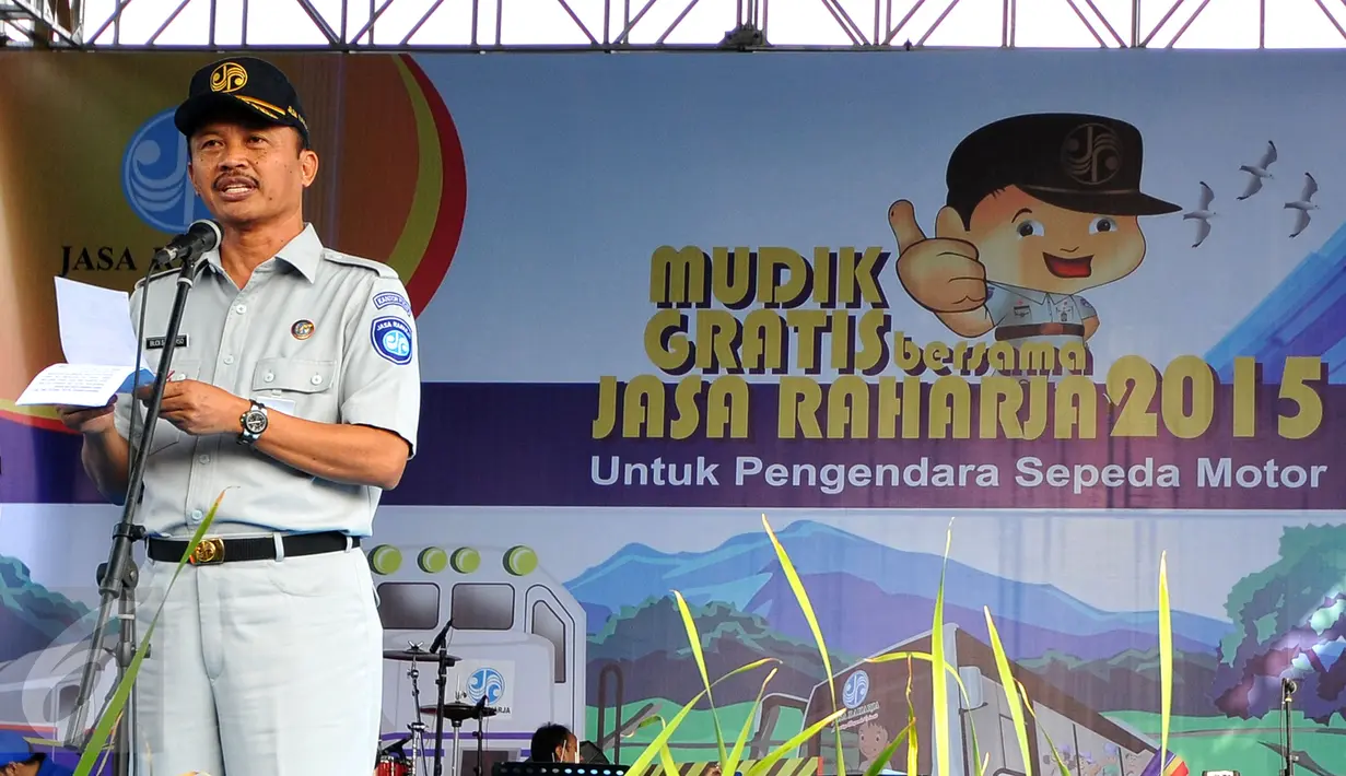 Dirut Jasa Raharja Budi Setyarso memberi sambutan saat melepas mudik gratis di kawasan Parkir Timur Senayan, Jakarta, Sabtu (11/7/2015). 30.648 pemudik mengikuti mudik gratis yang diselenggarakan Jasa Raharja. (Liputan6.com/Yoppy Renato)