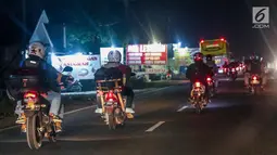 Sejumlah pemudik bermotor melintas di jalur pantura kawasan Indramayu, Jawa Barat, Minggu (2/7). Lebaran H+7, arus balik pemudik yang mengendarai sepeda motor mulai terlihat memadati jalur pantura. (Liputan6.com/Faizal Fanani)