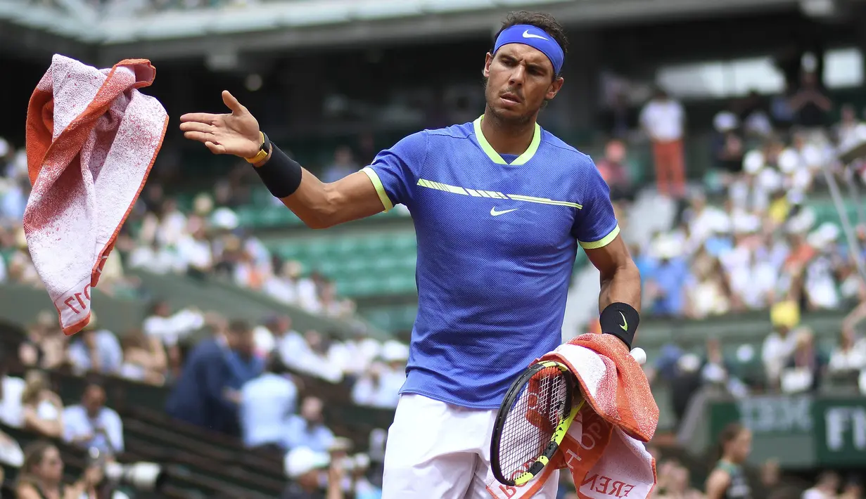 Petenis Spanyol, Rafael Nadal, saat bertanding melawan petenis Georgia, Nikoloz Basilashvil pada Prancis Terbuka 2017 di Stadion Roland Garros, Paris, Jumat (02/06/2017). (AFP/Lionel Bonaventure)