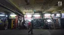 Aktivitas jual beli di Pasar Cipete, Jakarta, Sabtu (10/8/2019). Konsep revitalisasi direncanakan akan mengintegrasikan pasar dengan permukiman penduduk, rusunawa, rusunami, hotel, dan perkantoran, dengan penambahan fasilitas, seperti bioskop rakyat pada beberapa pasar. (Liputan6.com/Angga Yuniar)
