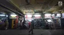 Aktivitas jual beli di Pasar Cipete, Jakarta, Sabtu (10/8/2019). Konsep revitalisasi direncanakan akan mengintegrasikan pasar dengan permukiman penduduk, rusunawa, rusunami, hotel, dan perkantoran, dengan penambahan fasilitas, seperti bioskop rakyat pada beberapa pasar. (Liputan6.com/Angga Yuniar)