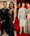 Di pesta pranikah hari pertama, pasangan tersebut tampil serasi dalam balutan busana serba hitam. [@zuck@priscillachan]