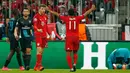 Penyerang Muenchen, Thomas Muller melakukan selebrasi usai mencetak gol kegawang Arsenal pada lanjutan Grup F liga champions di stadion Allianz Arena, Munich, Jerman (4/11). Muenchen menang atas Arsenal dengan skor 5-1. (Reuters/John Sibley) 