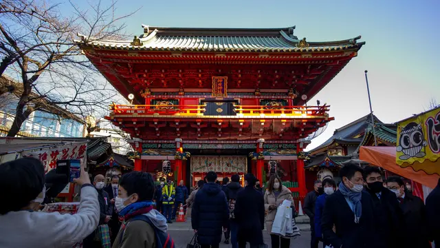 Warga Jepang Penuhi Kuil Kanda Myojin di Hari Pertama Kerja Awal Tahun