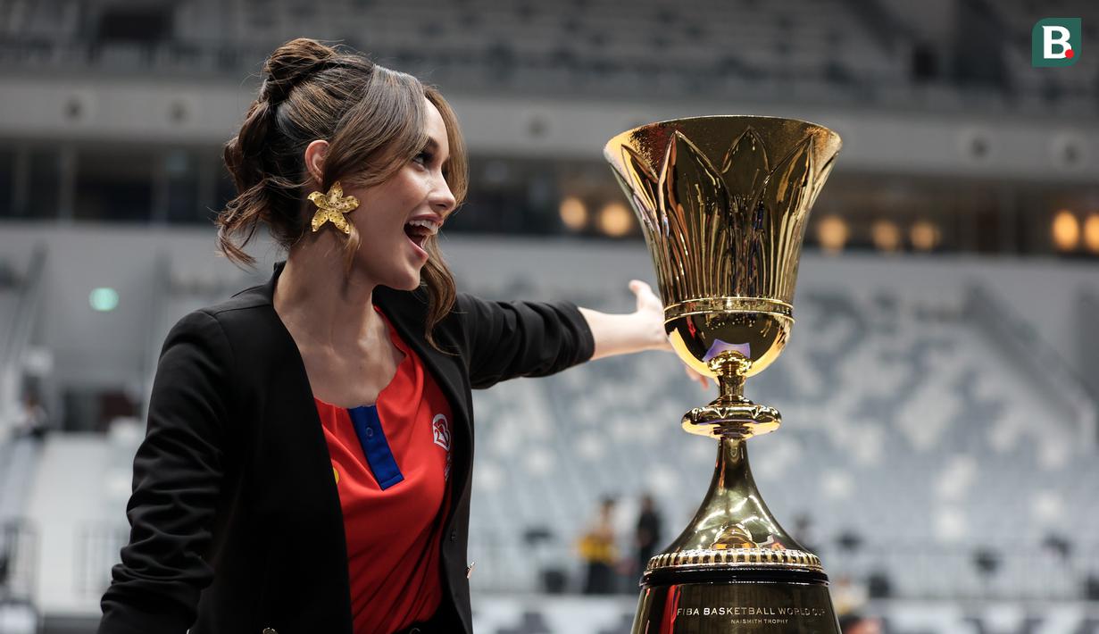 Selebritas Indonesia, Cinta Laura berfoto bersama dengan trofi Piala Dunia Basket atau sering disebut Naismith Trophy setelah peresmian Indonesia Arena pada Senin (07/08/2023) di Senayan, Jakarta. (Bola.com/Bagaskara Lazuardi)