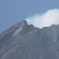 Puncak Gunung Merapi terlihat cerah dari tempat pengamatan sekitar 4,4 kilometer di Pos Babadan, Desa Krinjing, Kecamatan Dukun, Kabupaten Magelang, Jateng. (NTARA FOTO/Hari Atmoko)