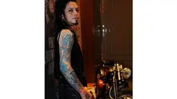 Rocker bernama lengkap Noviar Rachmansyah mengawali karirnya di dunia musik bersama band U'Camp yang terbentuk tahun 1993. (Liputan6.com/Faisal R Syam)