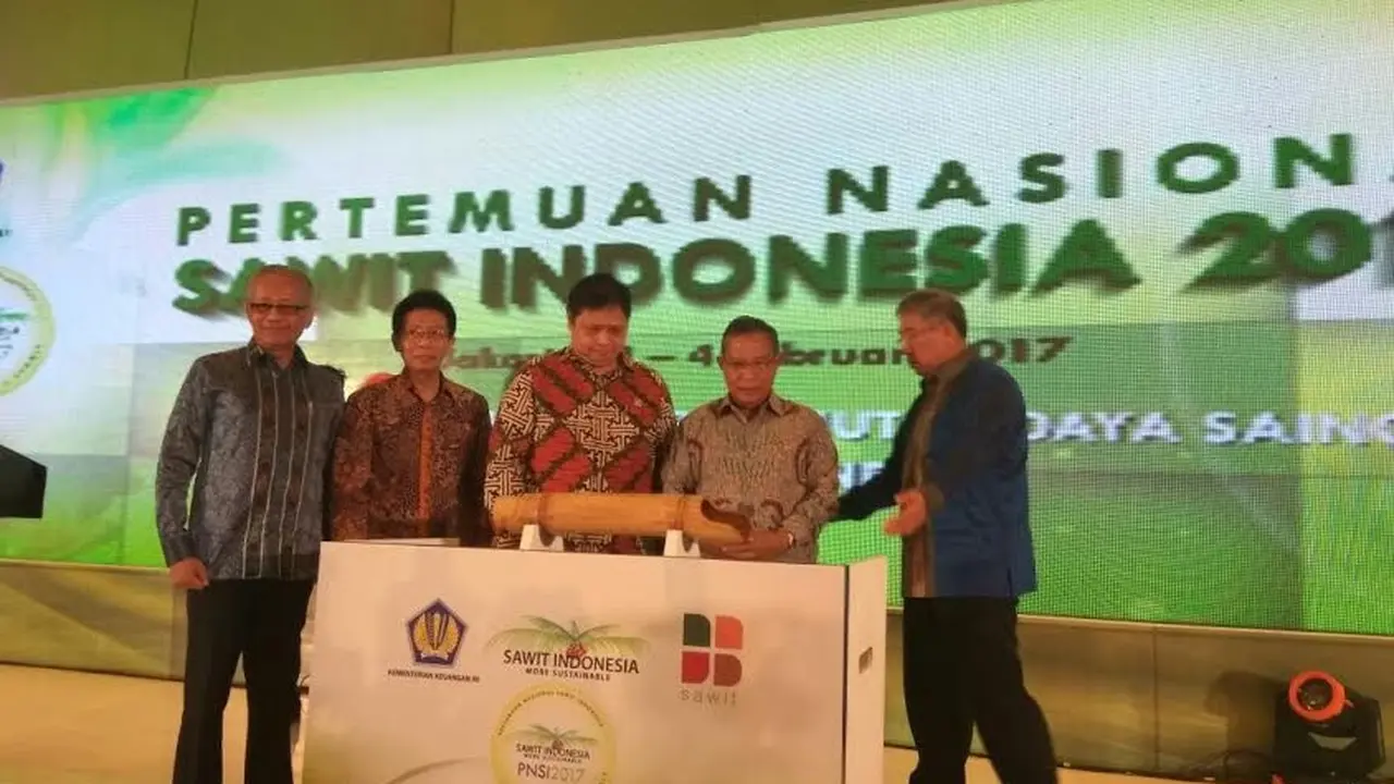 Kepemimpinan Indonesia sebagai salah satu negara pengekspor terbesar minyak kelapa sawit, ditandai dengan kinerja ekspor komoditas ini pada 2016. (Liputan6.com/Fiki Ariyanti)