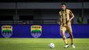 Pemain Dewa United, Ricky Kambuaya mengontrol bola pada laga lanjutan BRI Liga 1 2023/2024 antara Persib Bandung melawan Dewa United FC di Stadion Gelora Bandung Lautan Api (GBLA), Bandung, Jumat (14/07/2023). (Bola.com/Bagaskara Lazuardi)
