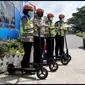 Para petugas Satlantas Polres Tasikmalaya dengan satu unit scuter plus seragam lengkap dan helm pelindung kepala, nampak bersiaga di rute mudik nasional 2022 via Tasikmalaya, Jawa Barat untuk mengurai kemacetan. (Liputan6.com/Jayadi Supriadin)