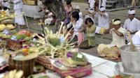 Umat Hindu melakukan persembahyangan Hari Pagerwesi di Pura Jagatnatha, Denpasar, Bali, Rabu (27/4).(Antara) 
