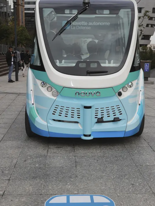 Rute bus kecil ini sebagai shuttle antara gedung perkantoran di kawasan bisnis Paris, Paris, Prancis, Senin (3/7). (AFP Photo/Jacques Demarthon)