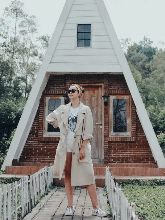 Memakai outer krem yang dipadukan dengan kaus putih dan hot pants senada, penampilan Pamela Bowie terlihat keren. Apalagi kacamata hitam yang ia pakai, membuatnya tampak makin memesona dan stylish. (Lipuatan6.com/IG/@pammybowie)